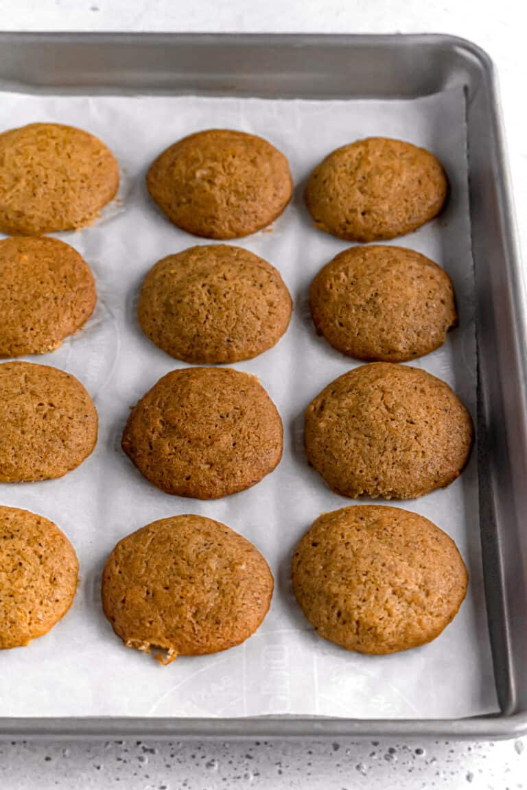 Mini Pumpkin Whoopie Pies ThatBakeBlog   Mini Pumpkin Whoopie Pies 8 768x1152 